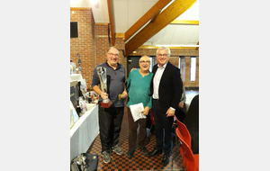 Le vainqueur du Challenge Jeannine Cuvelier.
Michel Berton avec l'organisateur , Jacques Trives et le Maire de Mons en Baroeul. 